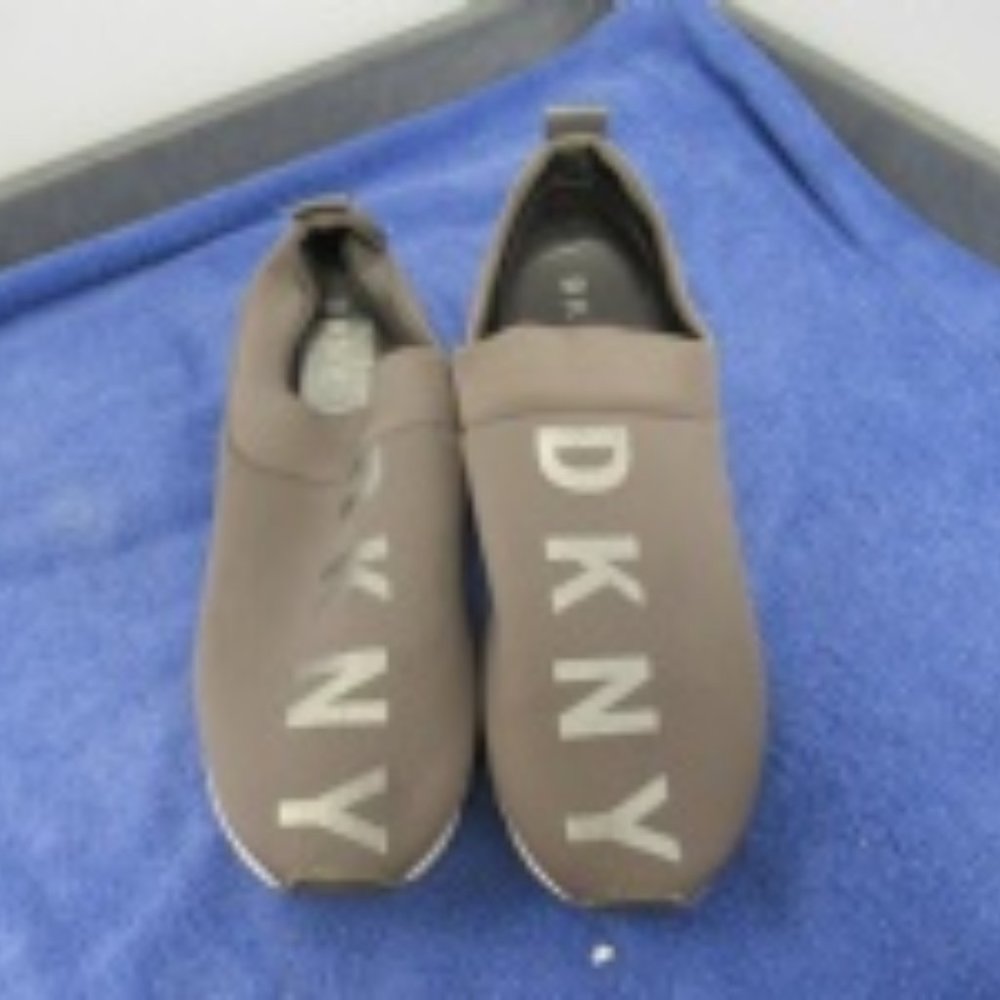 DKNY Slip On Shoes / Sz 11 Women's﻿